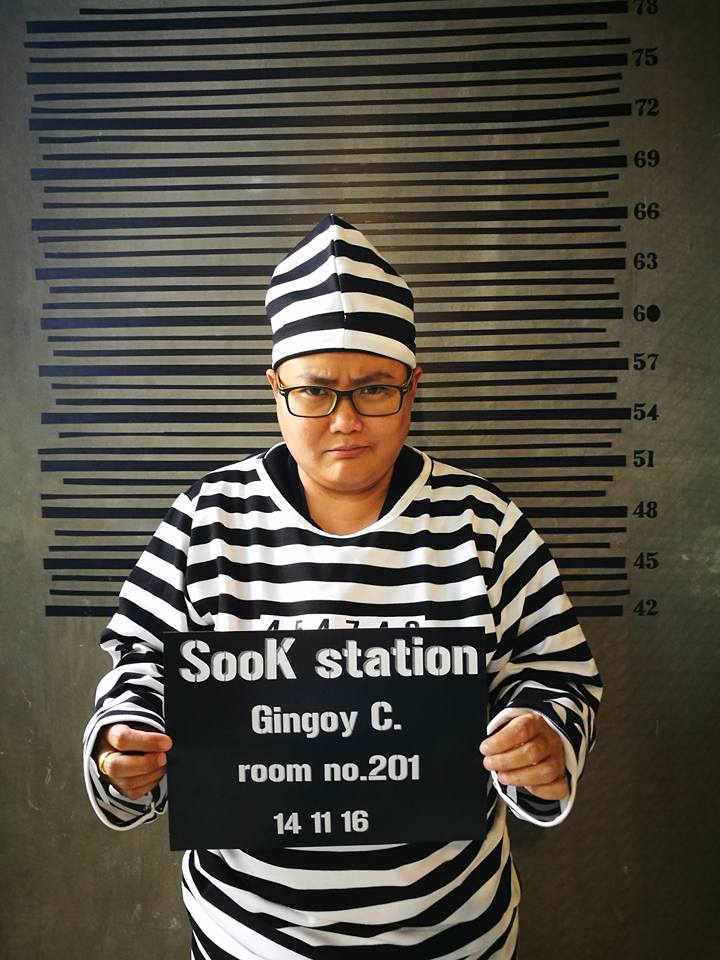 领取"囚犯编号"作为客房钥匙,然后睡衣就是黑白条纹的囚服,是不是