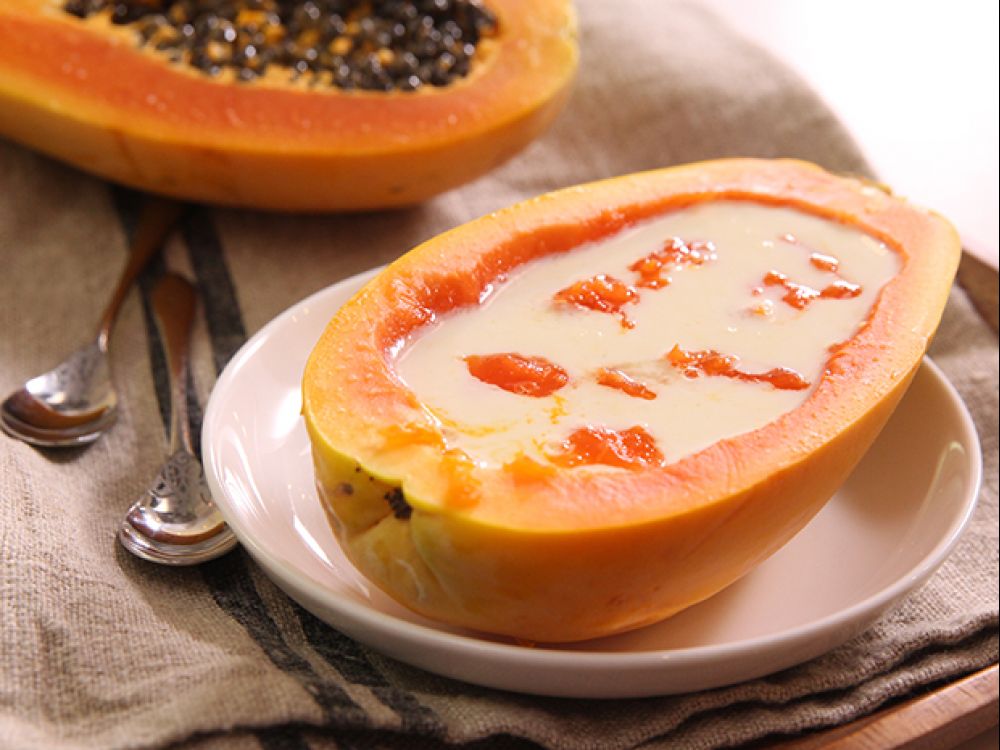 食材:木瓜 半个/牛奶 150g/白糖 10g  做法:  (一)木瓜去籽,挖出